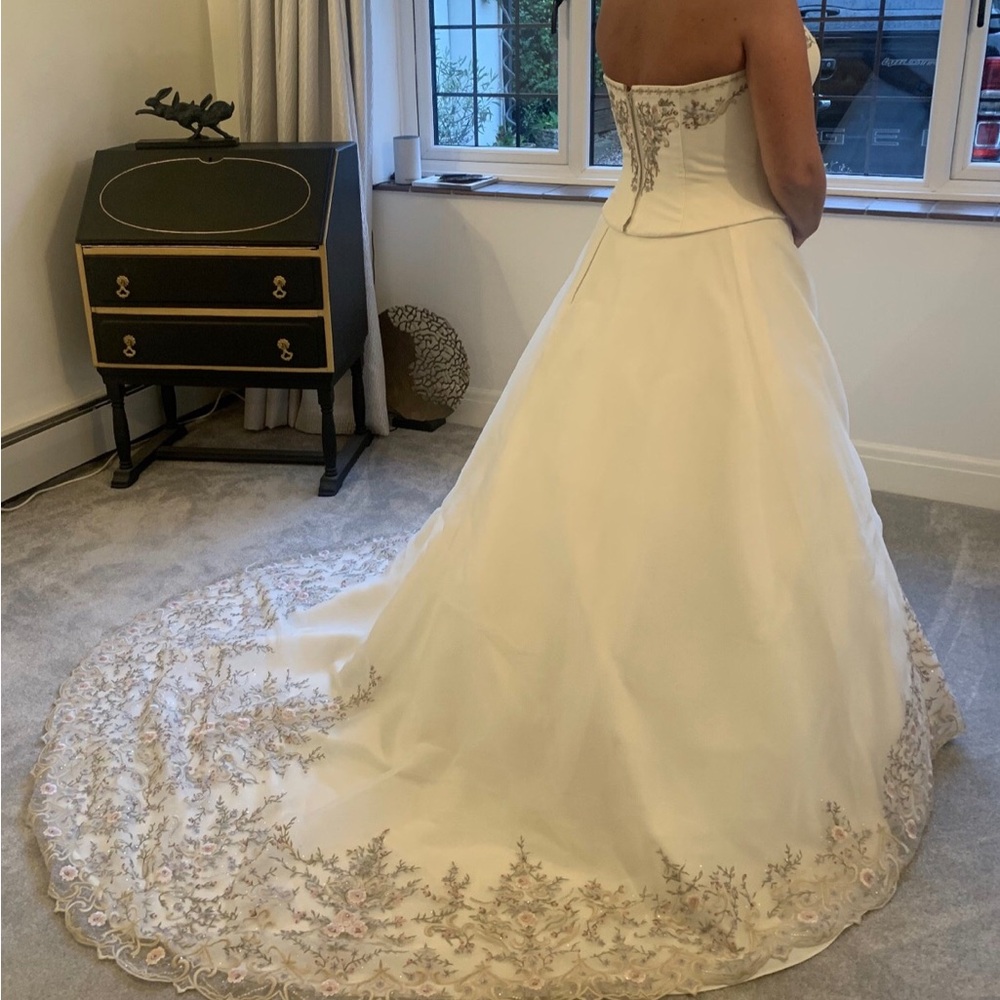 Elegant Strapless Wedding Gown with Embroidered Train